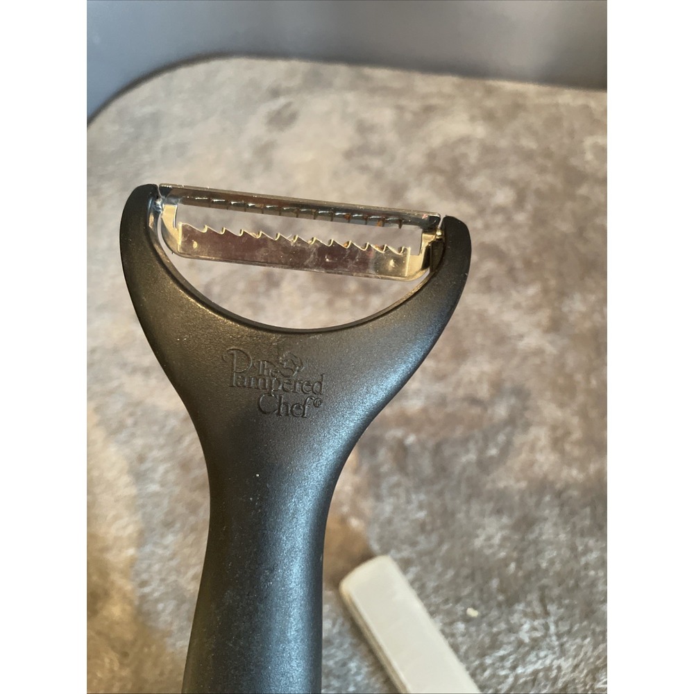 Pampered Chef Serrated Peeler Black